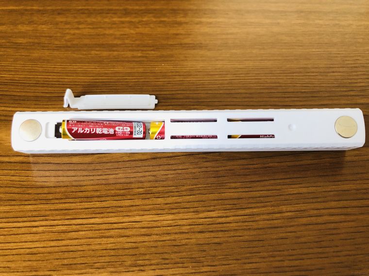 カバーを開けて電池を入れたセンサーライト