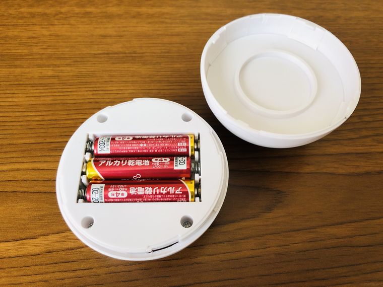 電池を3本セットしたセンサーライト