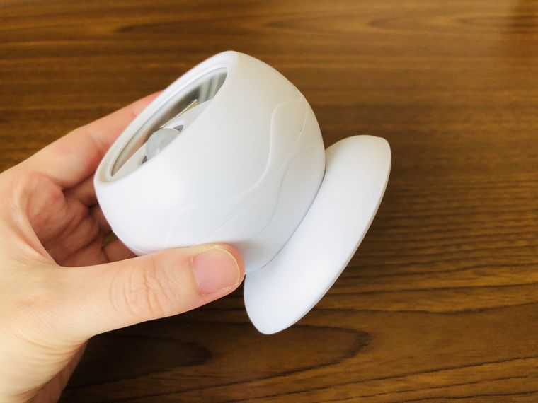 台座付きのセンサーライトを手でつかんでいる