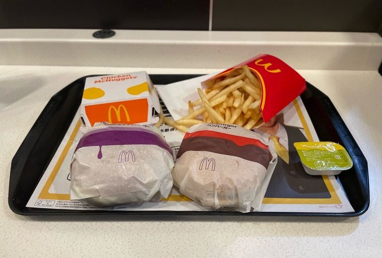 注文した商品がトレーにのっている