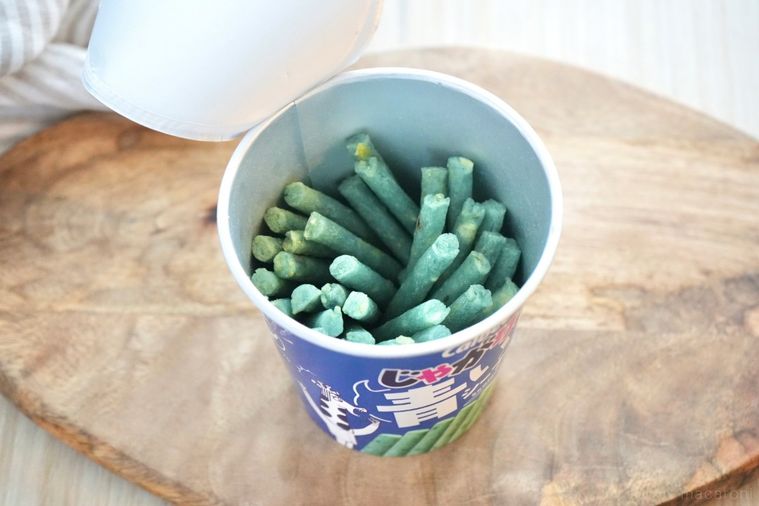 木のカッティングボードにのった青いシーフードじゃがりこの中身