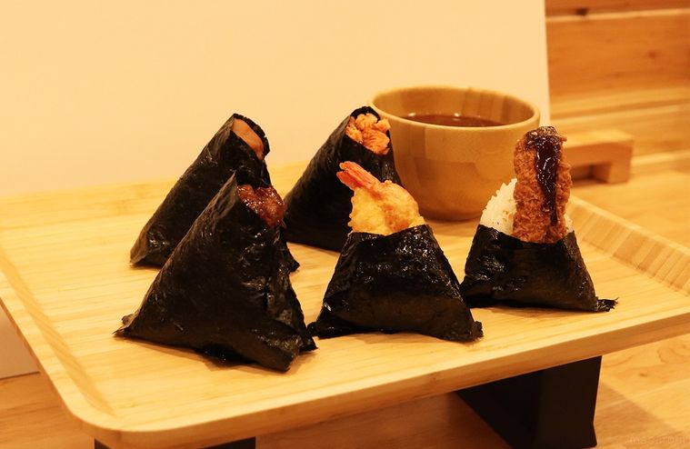 おぼんの上に並んだ6つの名古屋おむすびと汁物