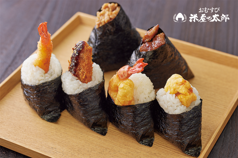 おぼんにのせた米屋の太郎のおにぎり