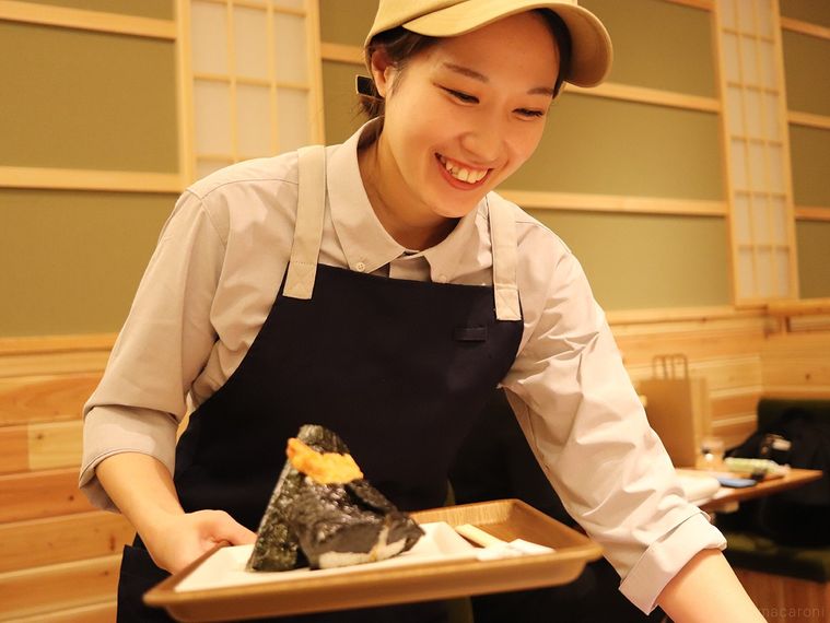 おむすびをテーブルまで運んでくれるおかげ庵の従業員