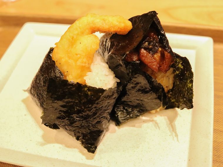 白い四角皿に天むすとうなぎむすびがのっている