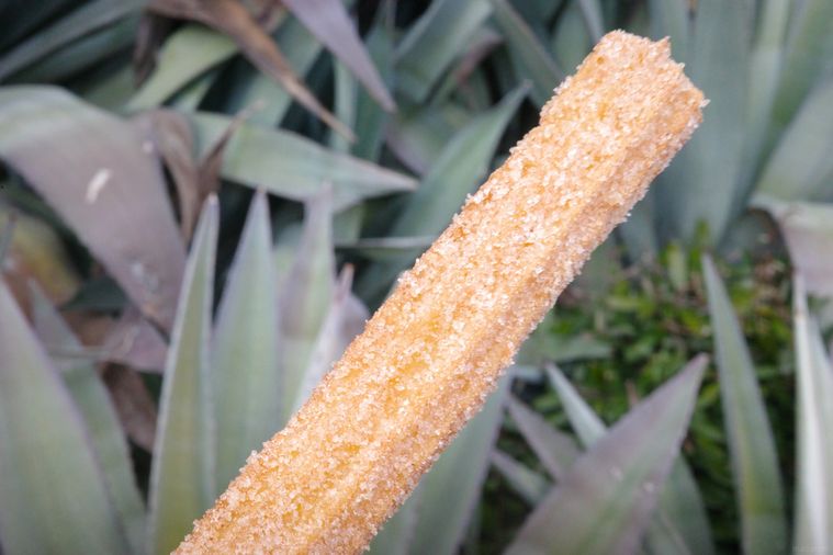 砂糖をまぶしたチュロス