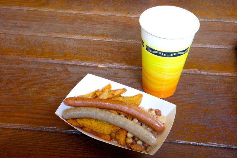 アソーテッドスナックとビール