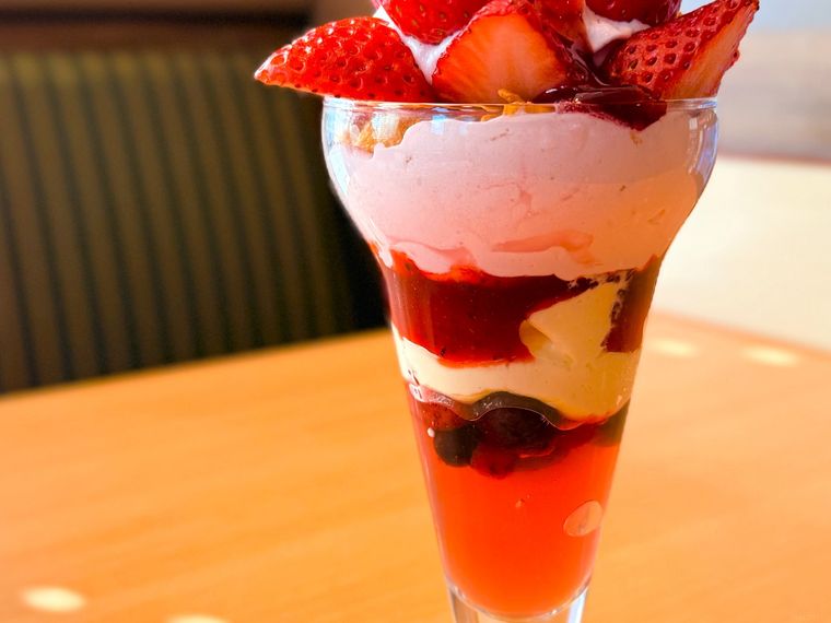 国産いちごのフラワーパフェの下の部分