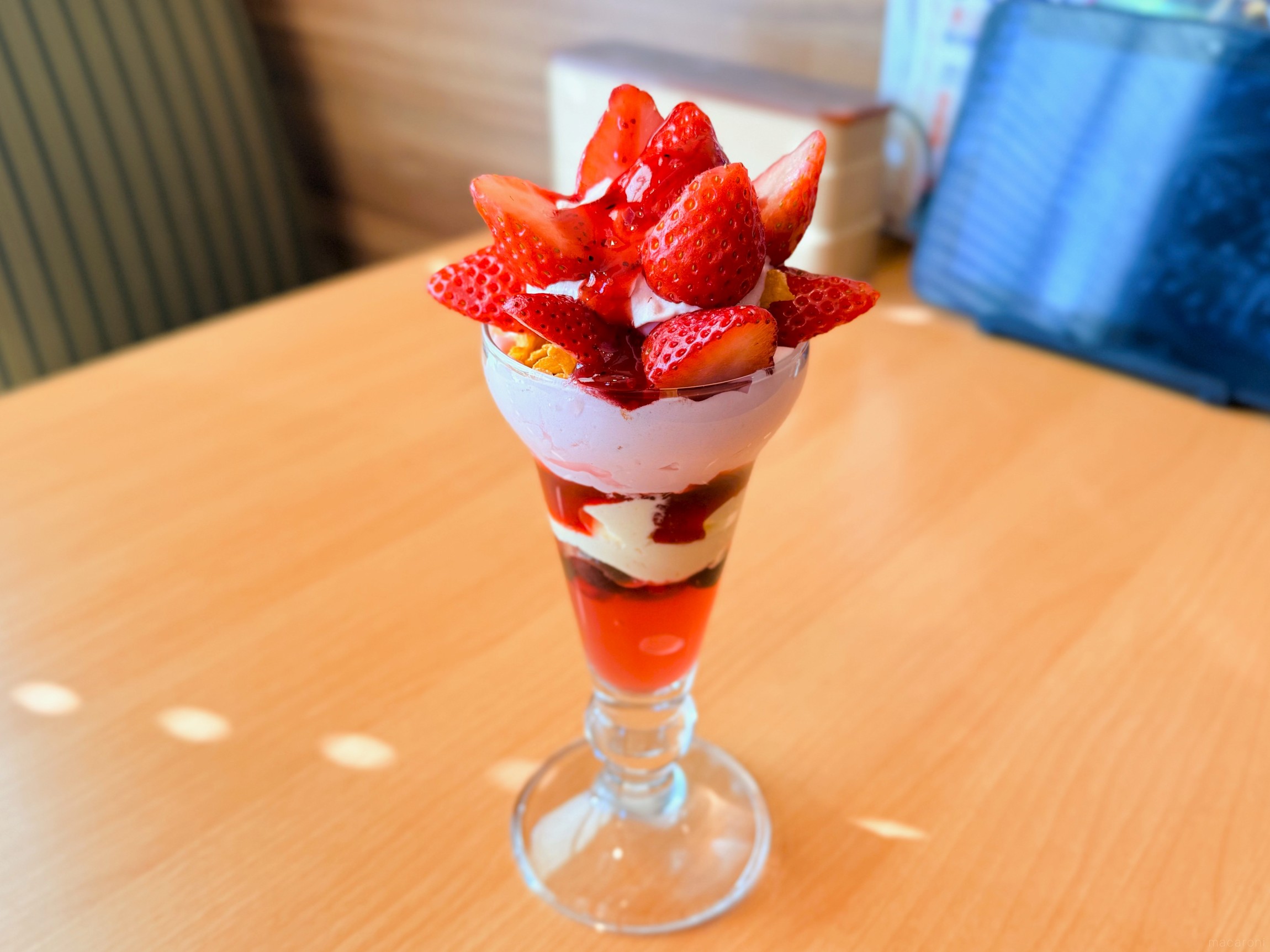 今ガストで食べるべき「いちごのフラワーパフェ」。おいしいトッピング