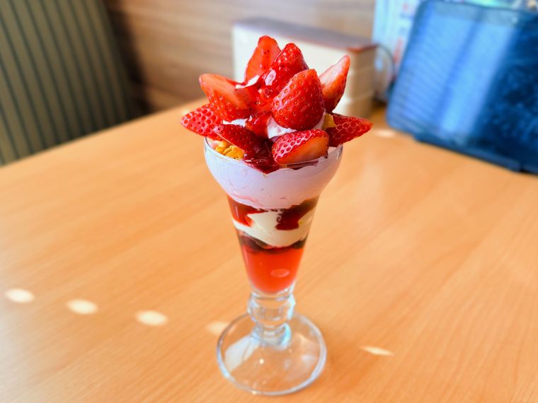 テーブルの上に国産いちごのフラワーパフェが置かれている様子