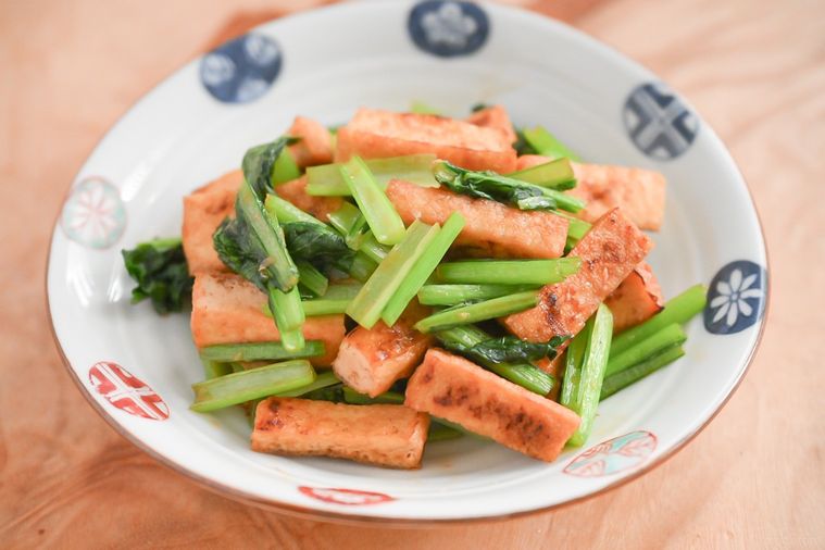 皿に盛られた小松菜と厚揚げのオイスター炒め