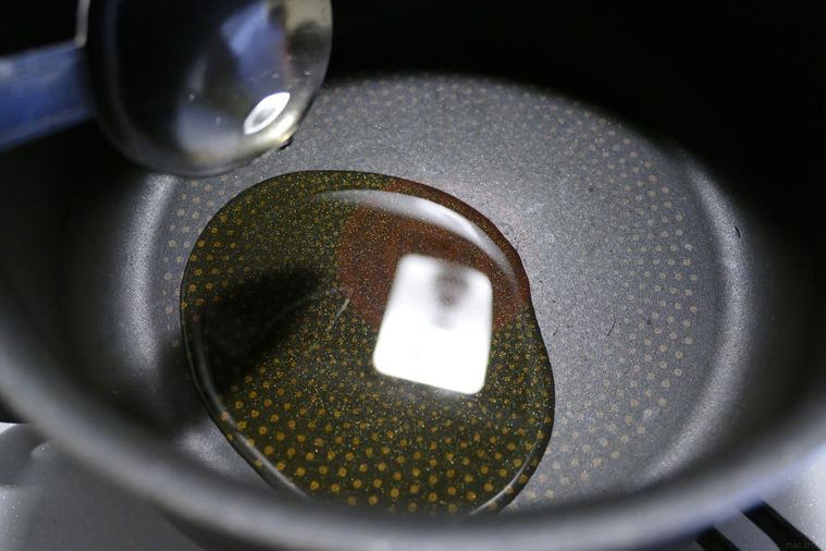鍋に油大さじ1杯を鍋に入れる様子