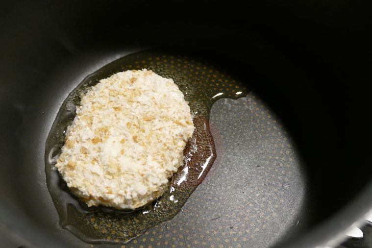 コロッケを鍋に入れた様子