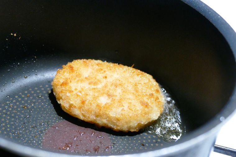 コロッケを少ない油で揚げる様子