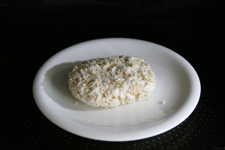 電子レンジで冷凍コロッケを加熱する様子