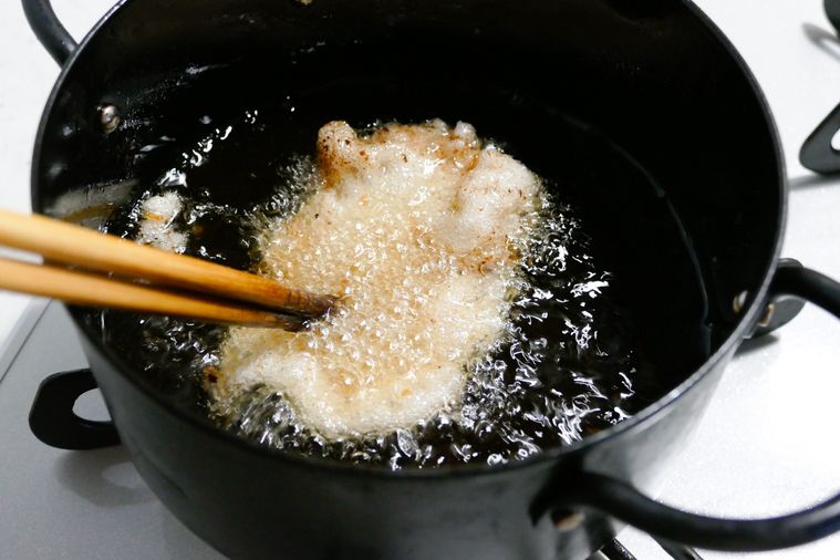 水溶き片栗粉を油で揚げる様子
