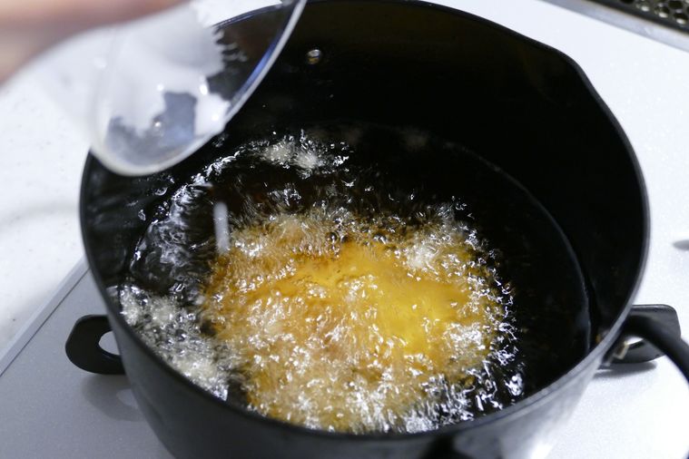揚げ油に水溶き片栗粉を入れた様子