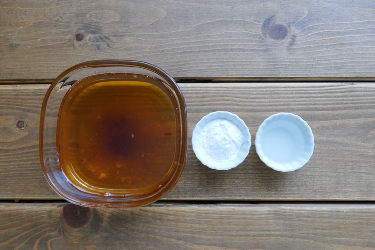 揚げ油、片栗粉、水が並ぶ木製テーブル