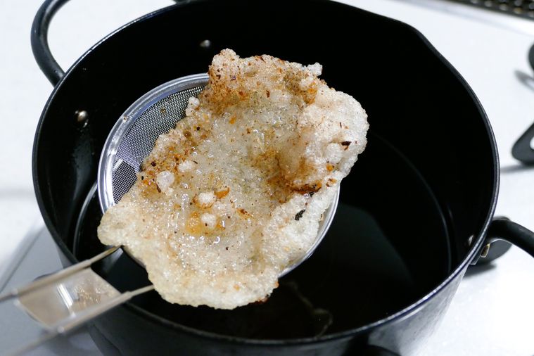 固まった水溶き片栗粉を取り出す様子