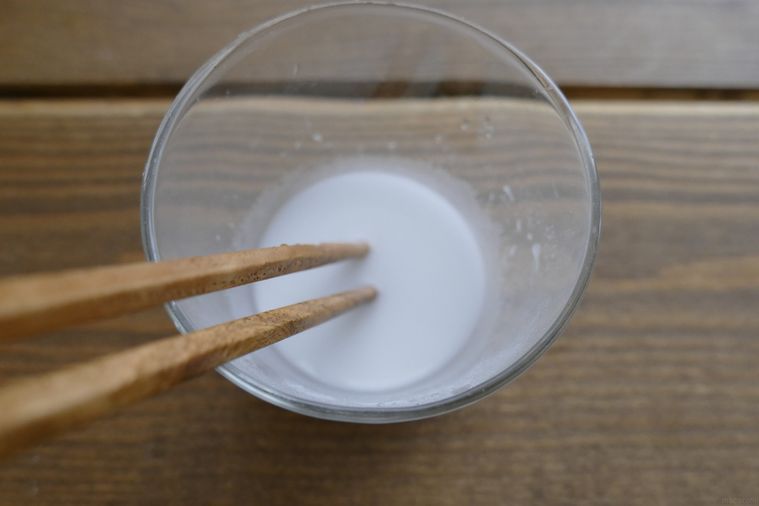 水溶き片栗粉を箸で混ぜる様子