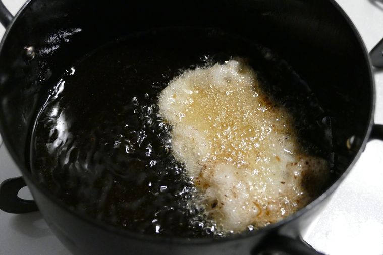 水溶き片栗粉を揚げる様子