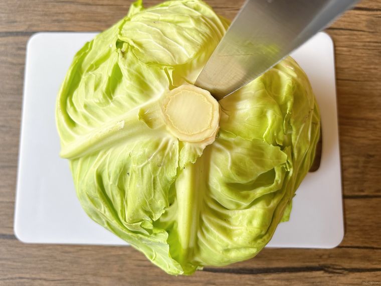 キャベツの芯のまわりに包丁を入れる様子
