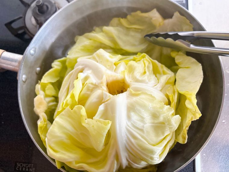 キャベツの葉の芯の部分をゆでる様子