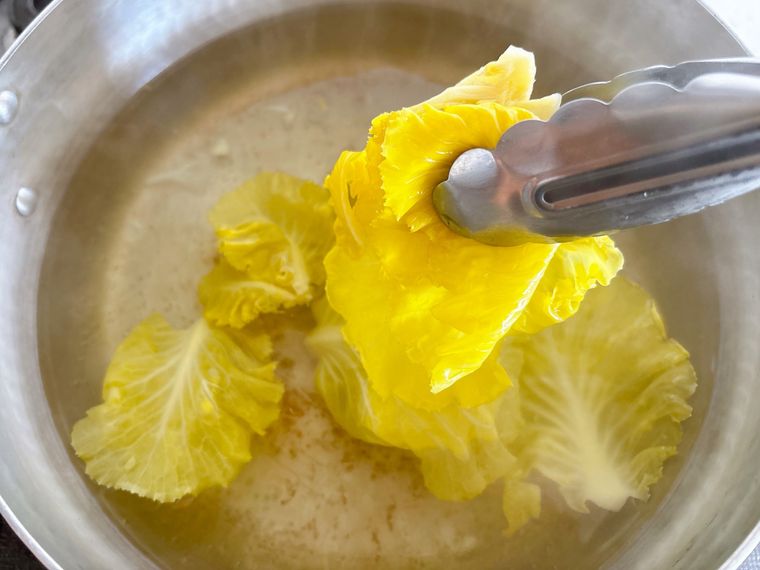 中心部分のキャベツを取り出す様子