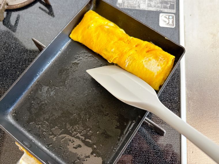 ゴムベラで焼けた卵液を巻いたもの