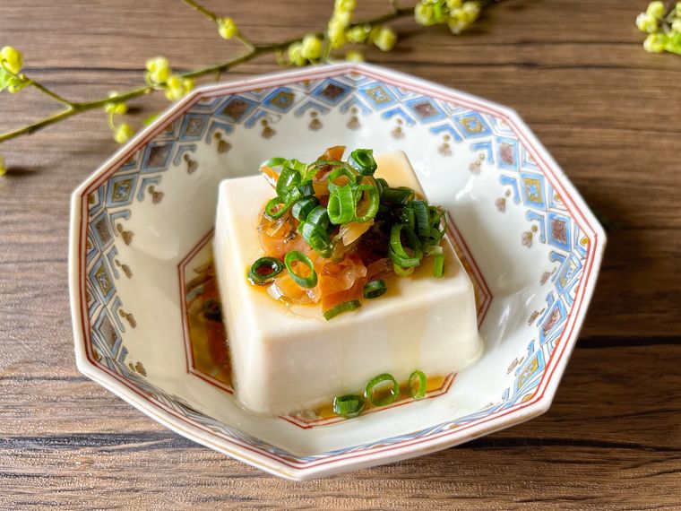 8角形の和皿に盛られた福神漬けの冷奴