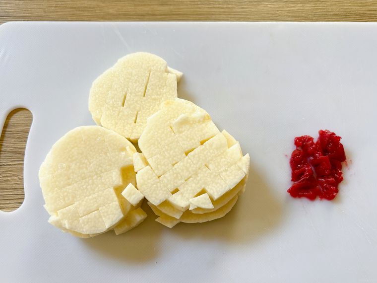 切った長芋と刻んだ梅干し