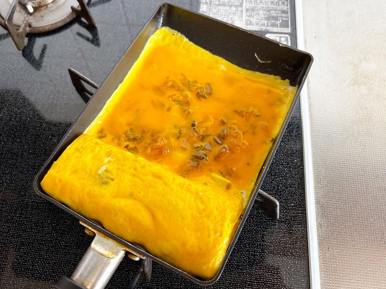 卵焼き器で卵液を焼く様子