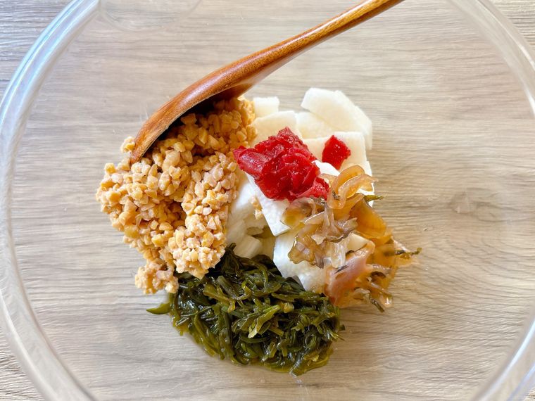 ボウルで長芋、めかぶ、ひきわり納豆、福神漬け、梅干しを混ぜ合わせる様子