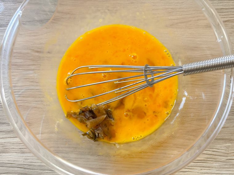 溶き卵に福神漬けを加えたもの