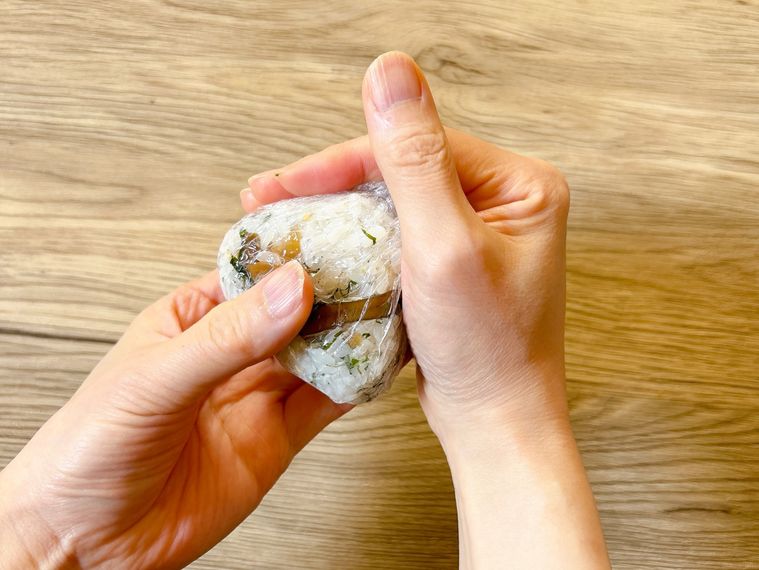 ラップで包んだごはんを握る様子