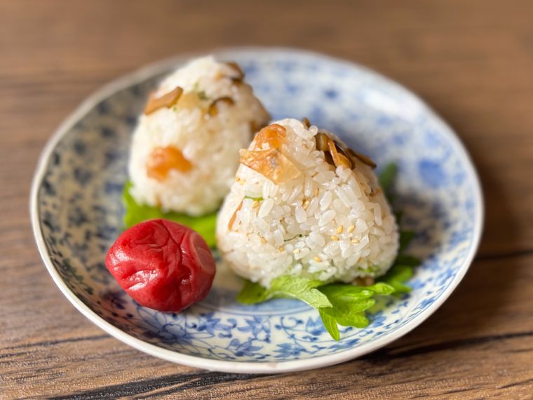 丸い和皿に盛られた福神漬けと大葉のおにぎり