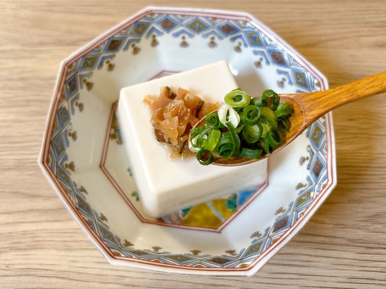 絹豆腐の上に小口ねぎをのせる様子