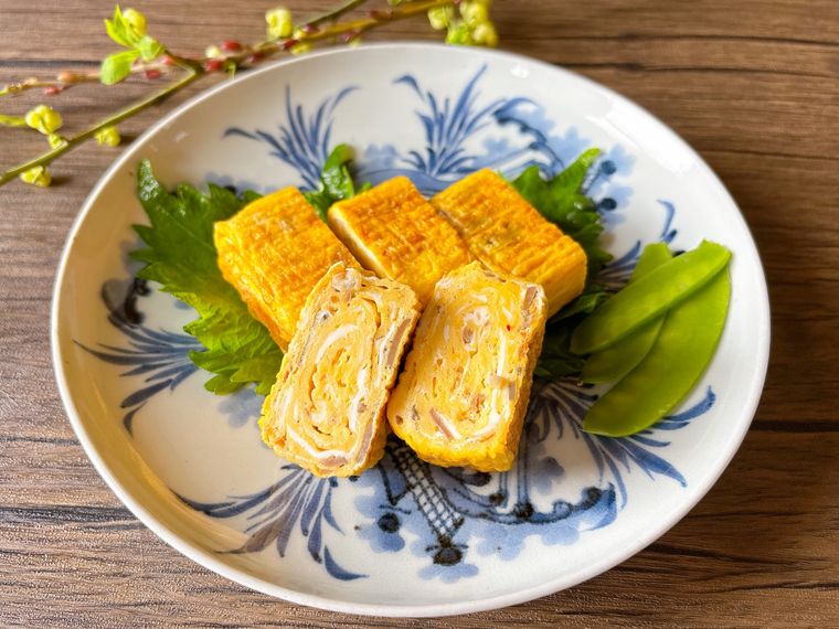 和皿に盛られた福神漬けの卵焼き