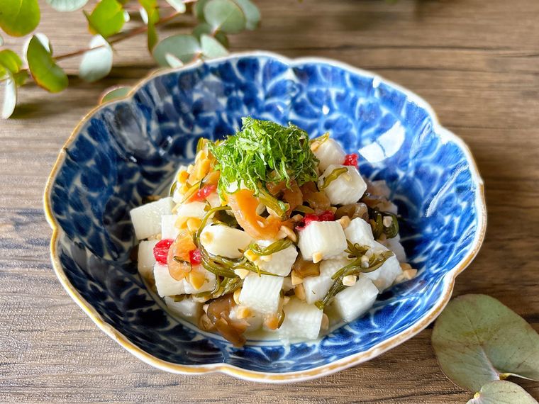 青色の和皿に盛られた福神漬けと長芋、梅の和え物