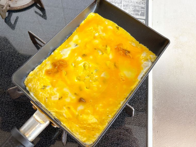 卵焼き器で卵液を焼く様子