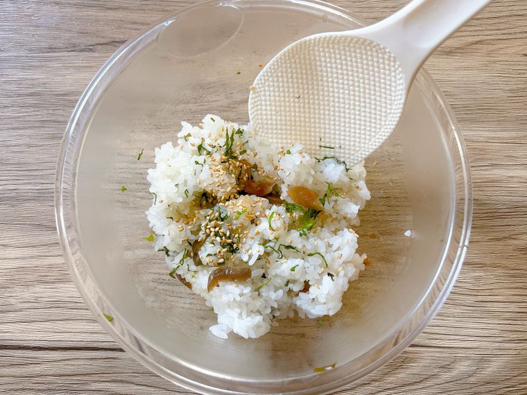 ボウルに入れたごはんに福神漬け、大葉、白いりごまを混ぜる様子