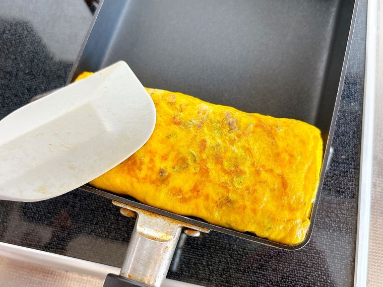 卵焼きに焼き目を付ける様子