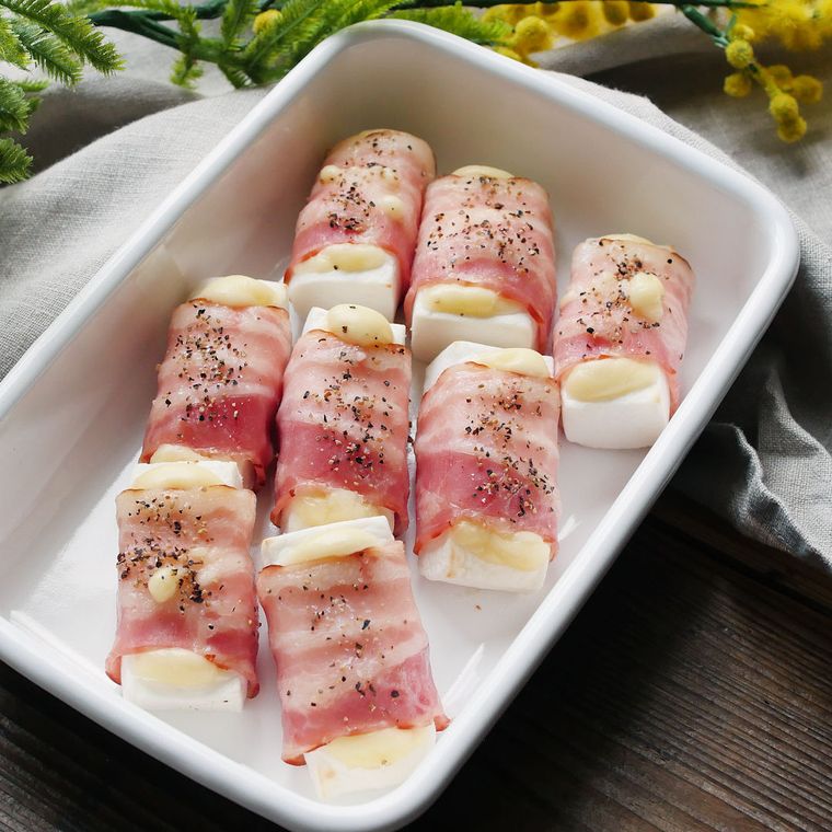 白いバットに入ったはんぺんのチーズベーコン巻き