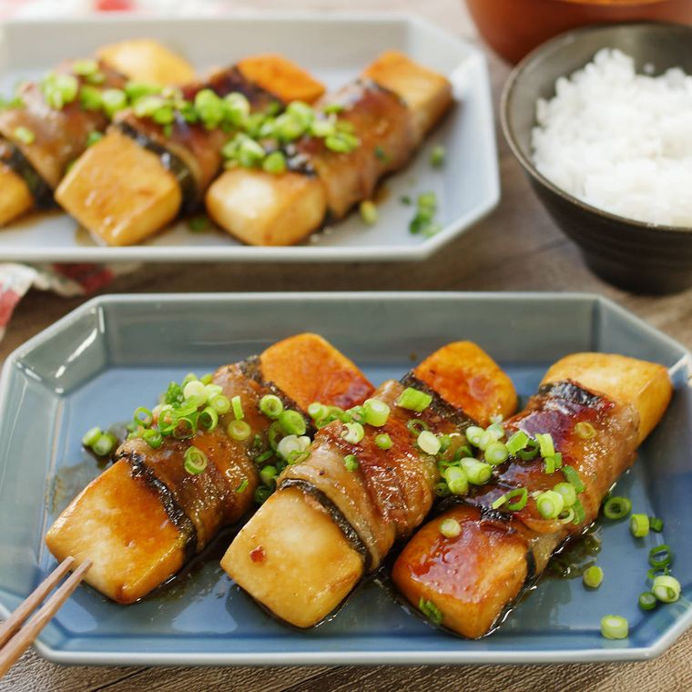 角皿に盛り付けたはんぺんの磯辺肉巻き