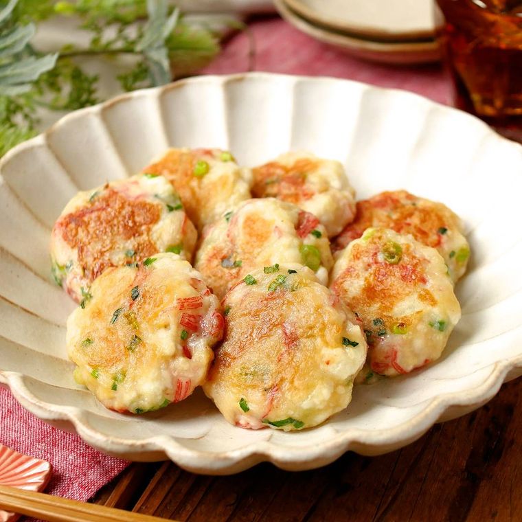 ベージュの花型の皿に盛り付けたカニカマはんぺん団子