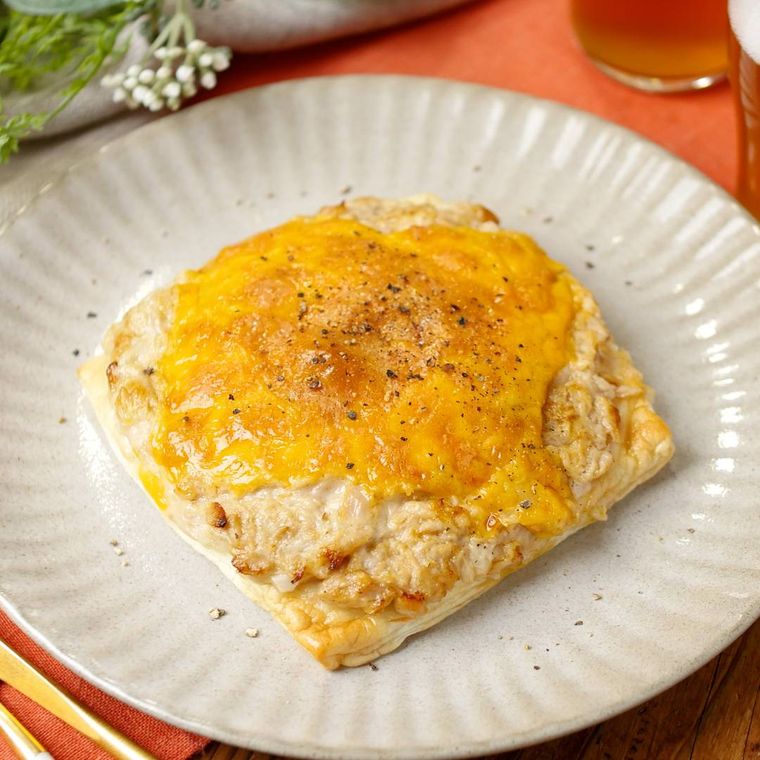 ベージュの丸皿に盛り付けたはんぺんツナメルト