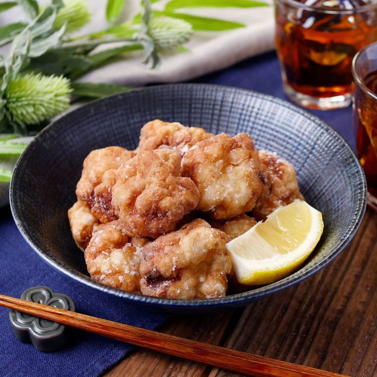 黒い器に盛り付けたはんぺん唐揚げ