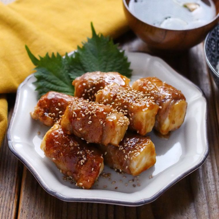 白い八角形の皿に盛り付けたはんぺんの照り焼きチーズ肉巻き