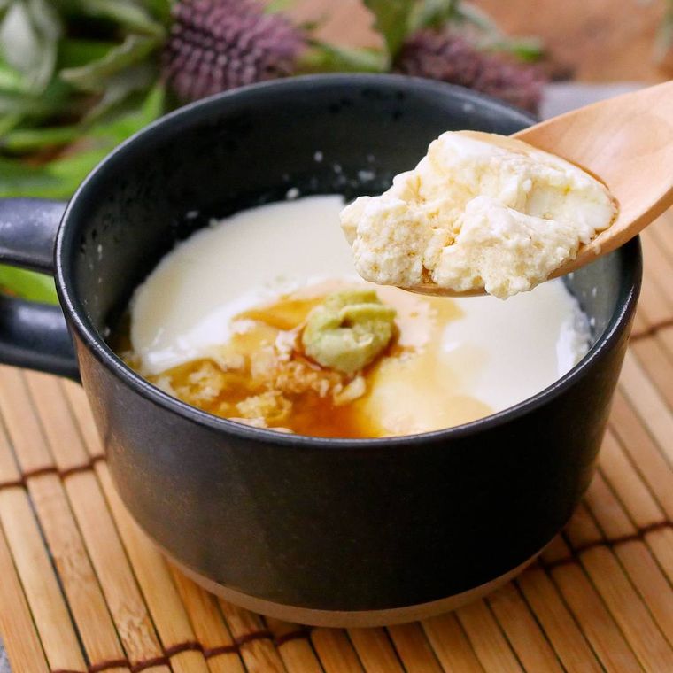 黒い器に盛り付けた寄せ豆腐