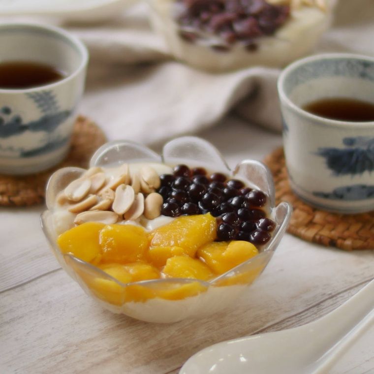 ガラスの器に盛り付けたはちみつ豆花